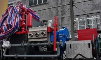 مضخة مركبة حقول النفط خفيفة الوزن HTB250 مع معدل تدفق 13-80m³ / H @ الضغط 10-35Mpa